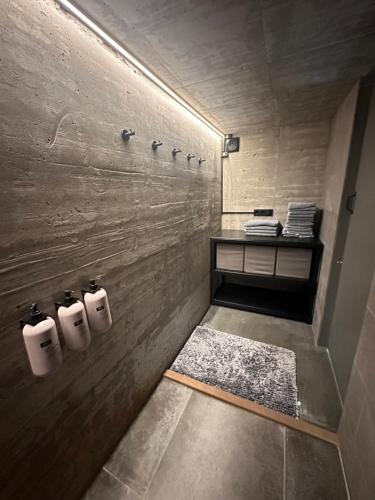 雷克雅未克Sogavegur 50的浴室墙上有三卷卫生纸