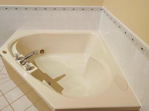 巴德克赛丽迪乡村宾馆的浴室内设有带水龙头的白色浴缸