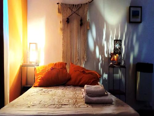 普尔马马尔卡Ipay Alojamiento Familiar的一间卧室配有一张床,上面有两条毛巾