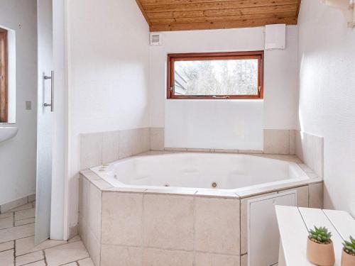 灵克宾8 person holiday home in Ringk bing的带窗户的浴室内的白色浴缸
