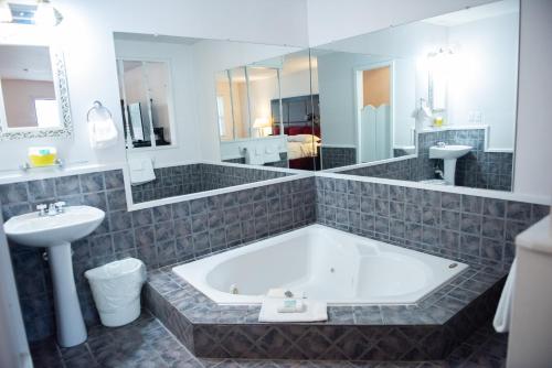 SalemCottonwood Inn的带浴缸和盥洗盆的大浴室