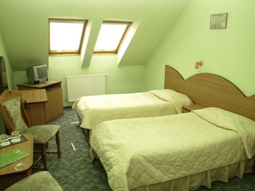 特尔古穆列什埃弗里斯特酒店的一间酒店客房,设有两张床和电视