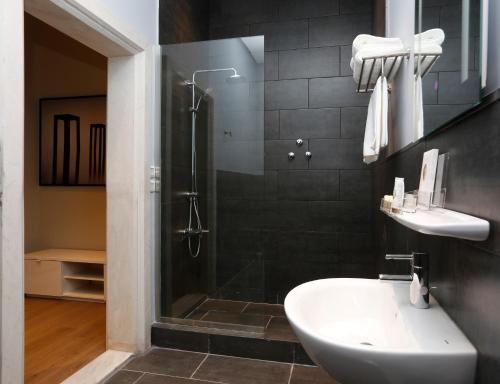 利雅德فلل كاسا الفندقية的带淋浴和盥洗盆的浴室