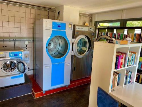 TynaarloMobilheim Zuidlaren的客房内的洗衣机和洗衣机