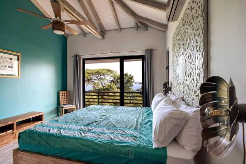 波拉波拉2 BR. Panoramic Lagoon View Villa: Poolside paradise, gourmet kitchen的一间卧室设有一张床和一个大窗户