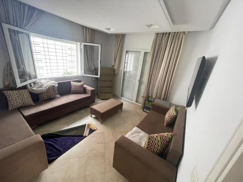 哈马马特Villa lucky的客厅配有两张沙发和一张沙发