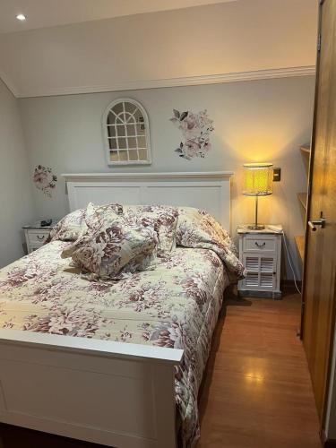 圣地亚哥Habitación Matrimonial con baño privado的一间卧室配有一张床和一个带灯的床头柜