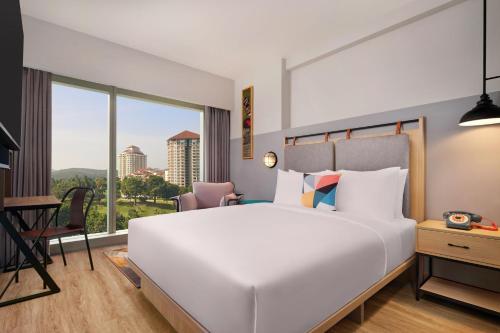 普特拉贾亚Moxy Putrajaya的卧室设有一张白色大床和一扇窗户。