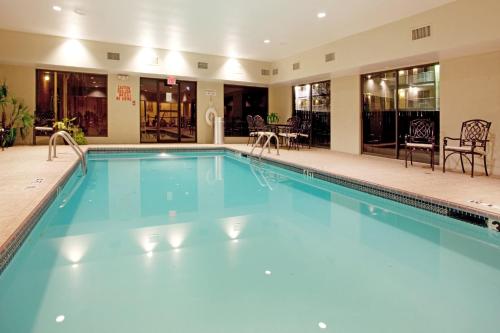 萨尔弗Holiday Inn Express & Suites Sulphur - Lake Charles, an IHG Hotel的一座蓝色海水的大型游泳池