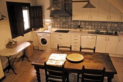 RubialesCasa el Tilo的厨房配有木桌、椅子和水槽