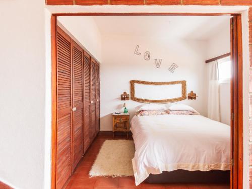 马尔维拉达瑟拉施尔特旅馆的一间卧室配有一张床和一个大衣柜