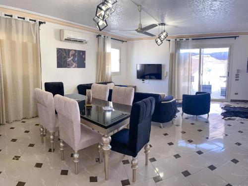 开罗2BD Apartment in a rooftop with a private terrace的客厅设有餐桌和椅子