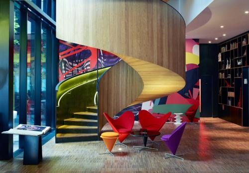 伦敦伦敦泰晤士河畔世民酒店的大堂设有色彩缤纷的椅子和楼梯