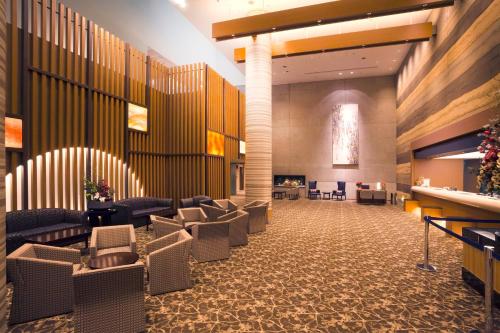 八幡平市ANA Crowne Plaza Resort Appi Kogen, an IHG Hotel的大堂,设有桌椅