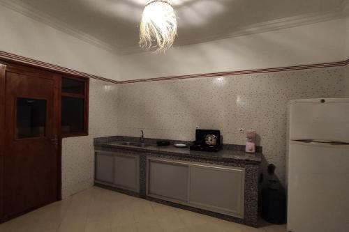 瓦尔扎扎特Warzazat Apartments的厨房配有柜台和冰箱。