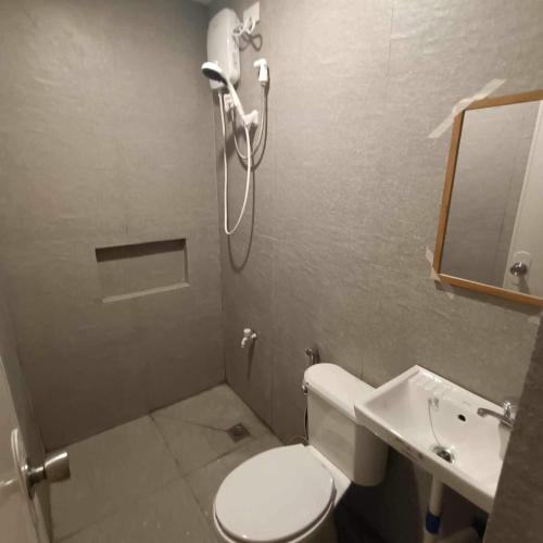 达古潘Transit Inn的带淋浴、卫生间和盥洗盆的浴室