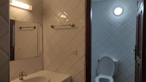 瓦尔扎扎特WARZAZAT Hostel的一间带卫生间和水槽的浴室