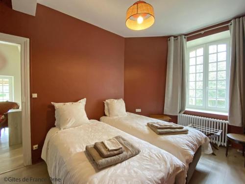 Saint-Christophe-le-JajoletGîte Boischampré, 4 pièces, 6 personnes - FR-1-497-198的一间卧室配有两张带毛巾的床