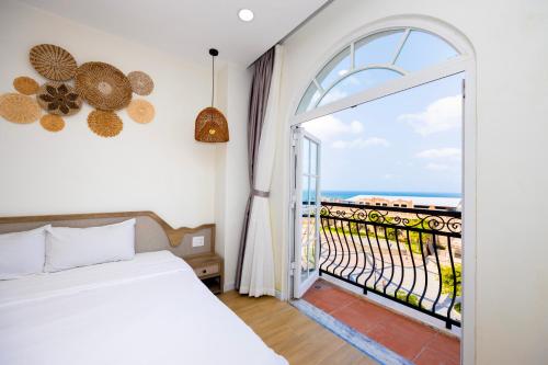 富国Lily House Hotel Phu Quoc的一间卧室设有一张床和一个阳台