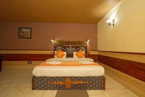 马拉里Ishaan Resort的一间卧室,卧室内配有一张大床
