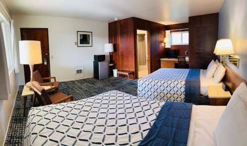 新奥尔良市Curly Redwood Lodge的酒店客房配有两张床和一张书桌