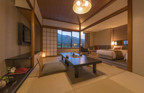 宫岛有本宫岛大酒店的酒店客房设有一张床铺、一张桌子和一间卧室。