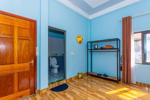 峰牙Son River Homestay的蓝色的客房设有卫生间和木门