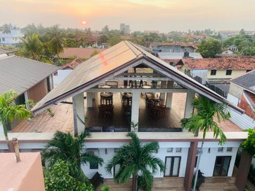 尼甘布Hotel Cloud 9 Negombo的屋顶房屋的图象