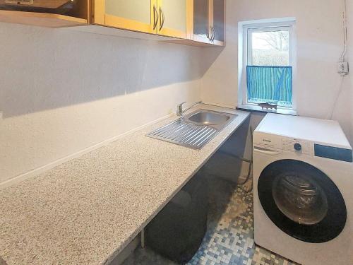 斯凯恩Holiday home Skjern XXI的厨房配有洗衣机和水槽