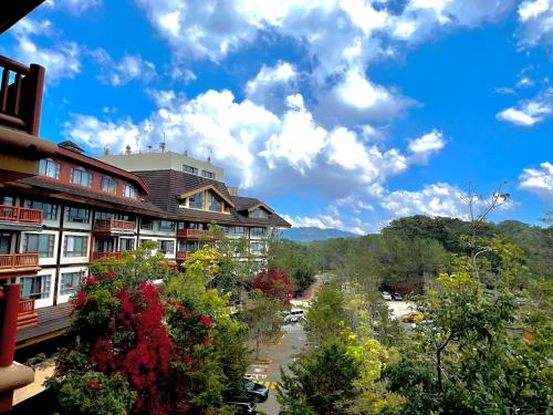 碧瑶The Forest Lodge at Camp John Hay privately owned unit with parking 371的从度假村的阳台上可欣赏到风景。