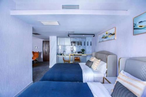 北京壹色酒店式公寓(北京中央电视台店)的酒店客房带一张床和一个厨房