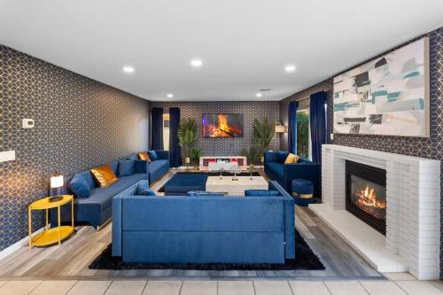 拉斯维加斯Heated Pool - Poker - 5 min - Airport - 10-Strip的客厅设有蓝色的沙发和壁炉