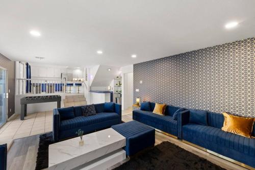 拉斯维加斯Heated Pool - Poker - 5 min - Airport - 10-Strip的客厅设有蓝色的沙发和墙壁