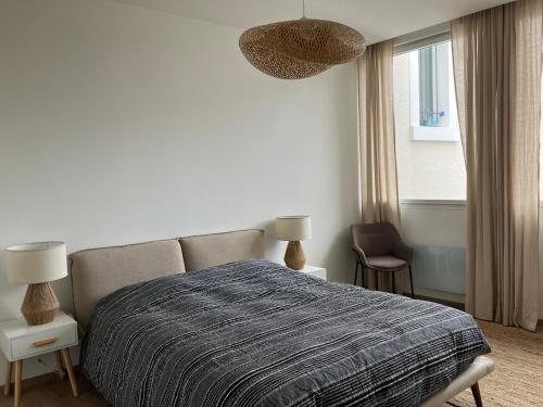 阿拉斯Appartement de charme + parking centre-ville Arras的白色的卧室设有床和窗户