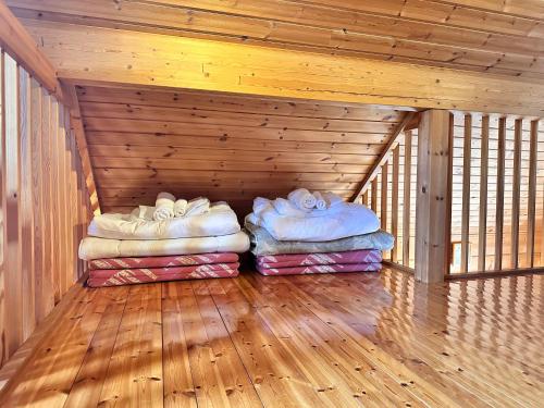 二世古新雪谷伊苏米克亚酒店的木室里两堆枕头