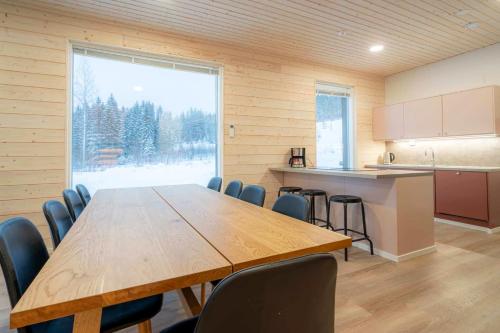 耶姆赛Tähtitaivas的一间会议室,配有木桌和椅子