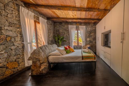 KalawanaJml villa foresta的卧室配有一张石墙床