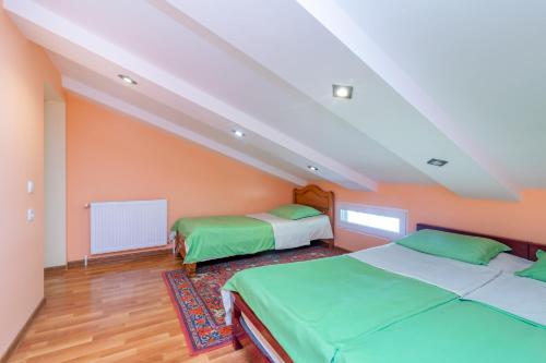 哥里Mariana的橙色墙壁客房的两张床