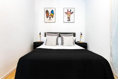 巴塞罗那R&B Mila的卧室配有黑色毯子
