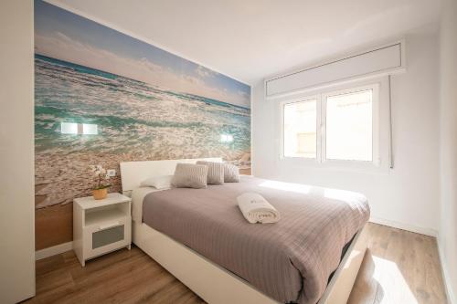 皮内达德马尔Apartamento a 100 metros de la playa的一间卧室配有一张壁画床
