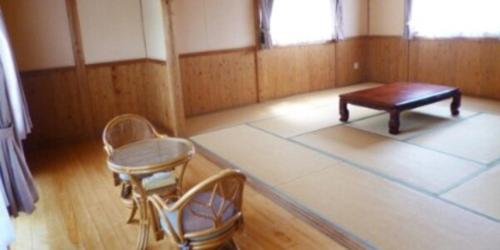 山鹿水辺プラザかもと的一间设有桌子和两把椅子的房间