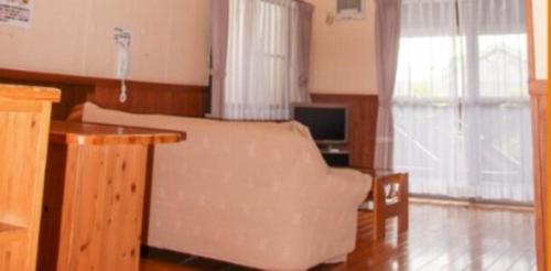 山鹿水辺プラザかもと的客厅配有沙发和桌子
