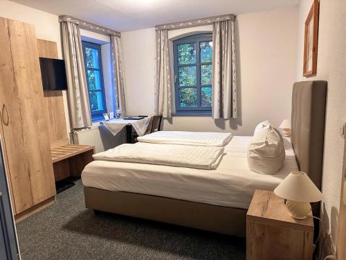Schaumburg斯商姆博格里特尔酒店的一间卧室设有一张床和两个窗户。