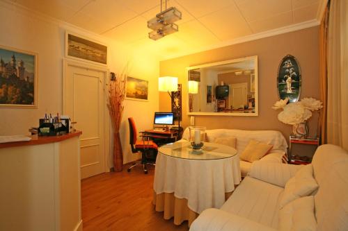 格拉纳达苏里塔宾馆的客厅配有白色的沙发和桌子