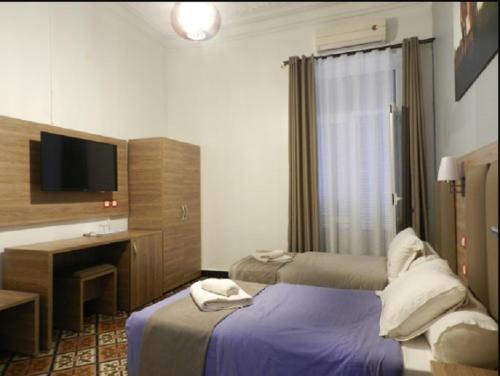 阿尔及尔SAMIR HOTEL的酒店客房设有两张床和电视。