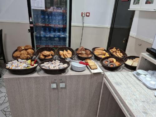 阿尔及尔SAMIR HOTEL的自助餐,在柜台上供应碗食物
