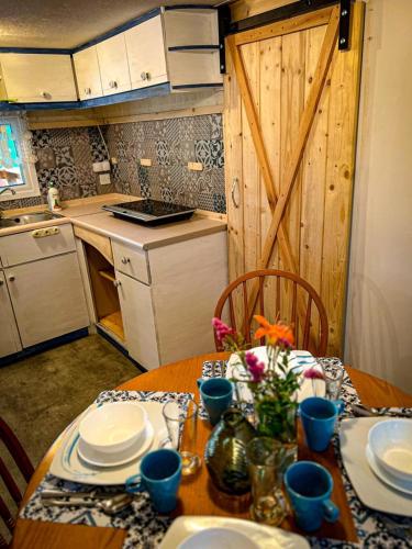 GościnoHulajdusza的厨房配有带蓝杯和盘子的木桌