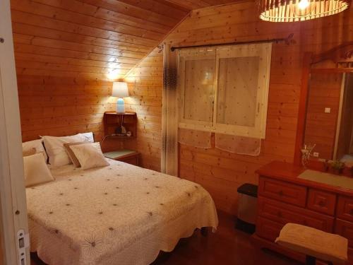 拉普兰德帕尔米斯特Chalet Chaleureux的小木屋内一间卧室,配有一张床