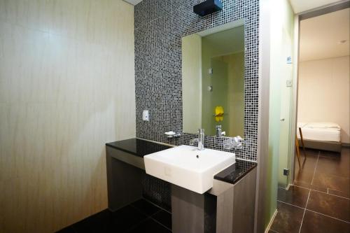 首尔Shinchon Y Hotel的浴室设有白色水槽和镜子