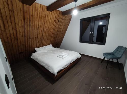 Satu Nou de JosCabana NucA-Frame的一间卧室配有一张带椅子和镜子的床